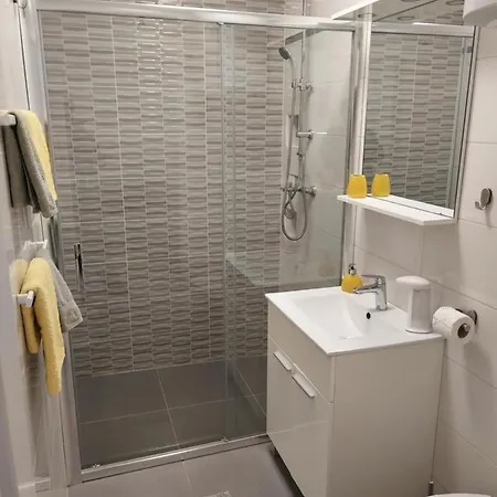 Apartmant Bionda Novi Vinodolski, Cozy And For 4 People In The Center