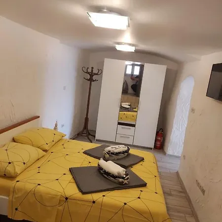 Apartmant Bionda Novi Vinodolski, Cozy And For 4 People In The Center Apartman