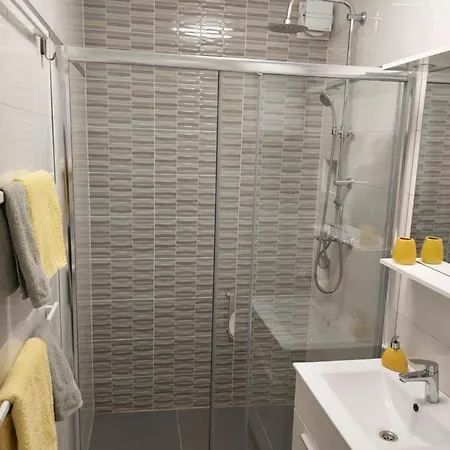 Apartmant Bionda Novi Vinodolski, Cozy And For 4 People In The Center 아파트