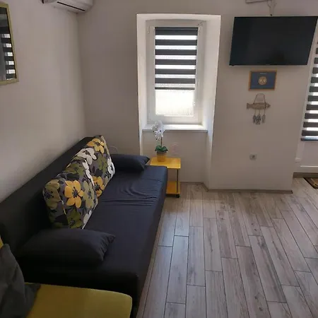 Apartmant Bionda Novi Vinodolski, Cozy And For 4 People In The Center *