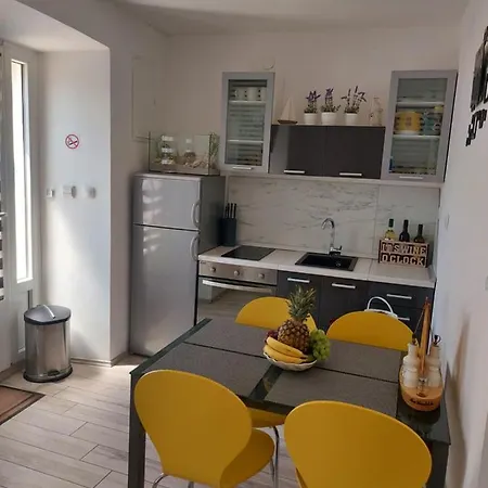 Apartmant Bionda Novi Vinodolski, Cozy And For 4 People In The Center *