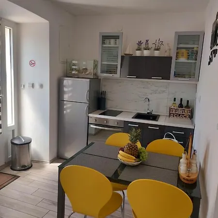 Apartmant Bionda Novi Vinodolski, Cozy And For 4 People In The Center *
