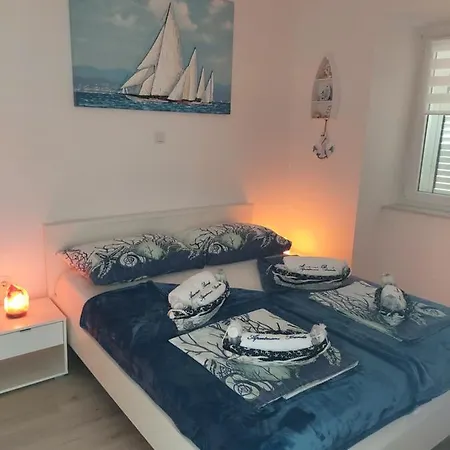 Apartman Apartmant Bionda Novi Vinodolski, Cozy And For 4 People In The Center *