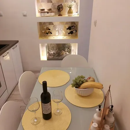 Apartman Apartmant Bionda Novi Vinodolski, Cozy And For 4 People In The Center *