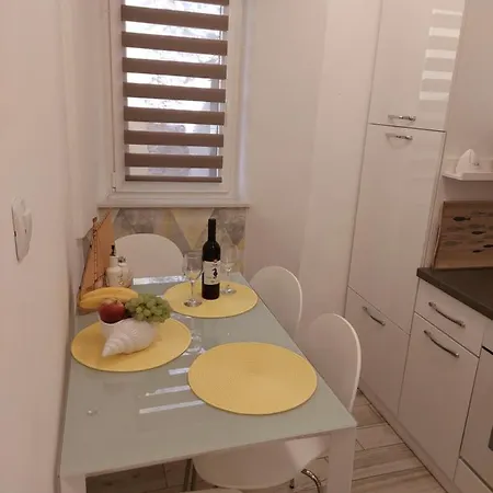 Apartmant Bionda Novi Vinodolski, Cozy And For 4 People In The Center 아파트 노비비노돌스키