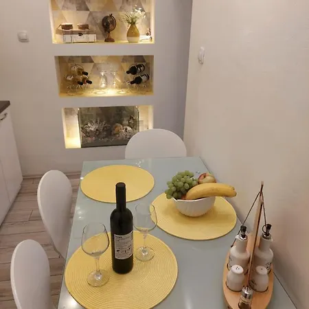 Apartman Apartmant Bionda Novi Vinodolski, Cozy And For 4 People In The Center *