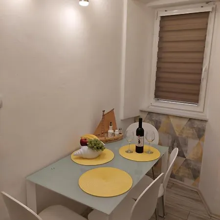 Apartman Apartmant Bionda Novi Vinodolski, Cozy And For 4 People In The Center
