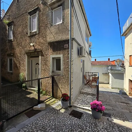 Apartmant Bionda Novi Vinodolski, Cozy And For 4 People In The Center 아파트 노비비노돌스키