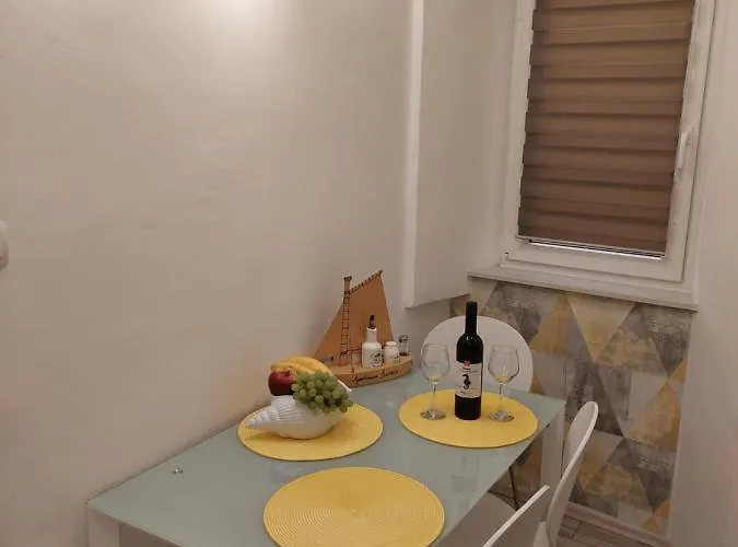 Apartament Apartmant Bionda Novi Vinodolski, Cozy And For 4 People In The Center