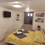 Apartmant Bionda Novi Vinodolski, Cozy And For 4 People In The Center Appartement *