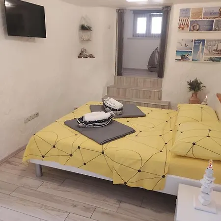Apartmant Bionda Novi Vinodolski, Cozy And For 4 People In The Center *