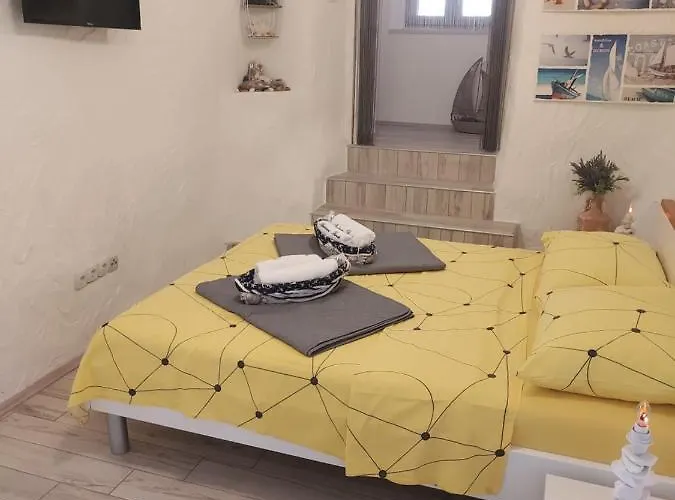 Apartmant Bionda Novi Vinodolski, Cozy And For 4 People In The Center *