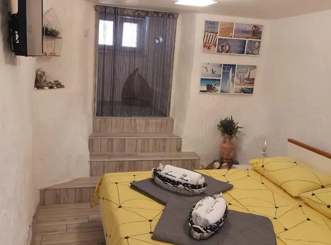 Apartmant Bionda Novi Vinodolski, Cozy And For 4 People In The Center *